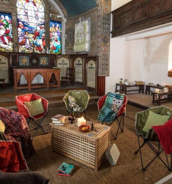Champing: acampar dentro de igrejas vira tendência na Inglaterra