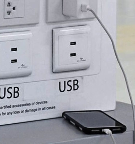Saiba por quê você nunca deve carregar seu celular em USBs de aeroportos
