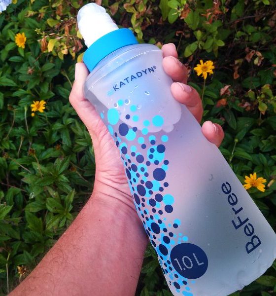 Ideal para viagens: garrafa filtra água enquanto ela é consumida