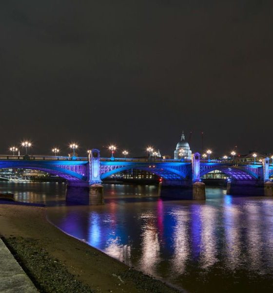 Rio Tâmisa iluminado: projeto realça pontes de Londres